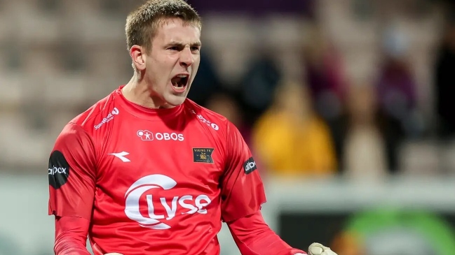 Escándalo en el fútbol europeo: denunciaron a un portero por achicar los arcos