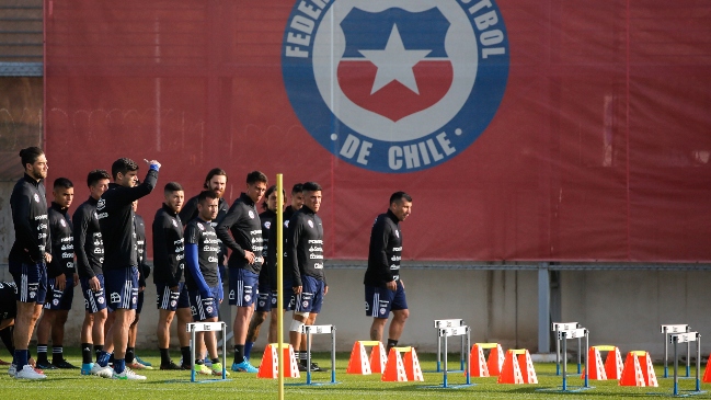 Jugador de la Roja dio positivo por Covid-19 en la previa de la gira por Asia