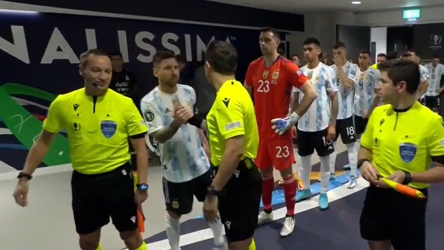 El cordial saludo de Lionel Messi con Piero Maza