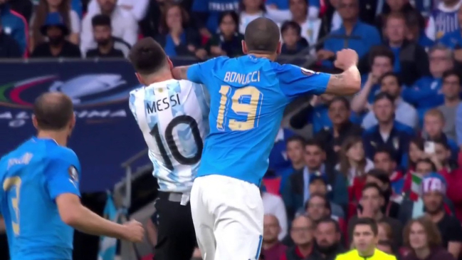 ¿Eran para roja? Piero Maza se llenó de críticas por perdonar codazos de Bonucci y Di Lorenzo