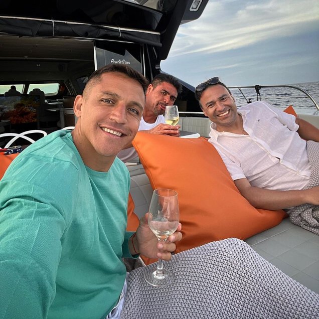 ¡Relajo total! Alexis Sánchez disfruta sus vacaciones junto a amigos en un yate