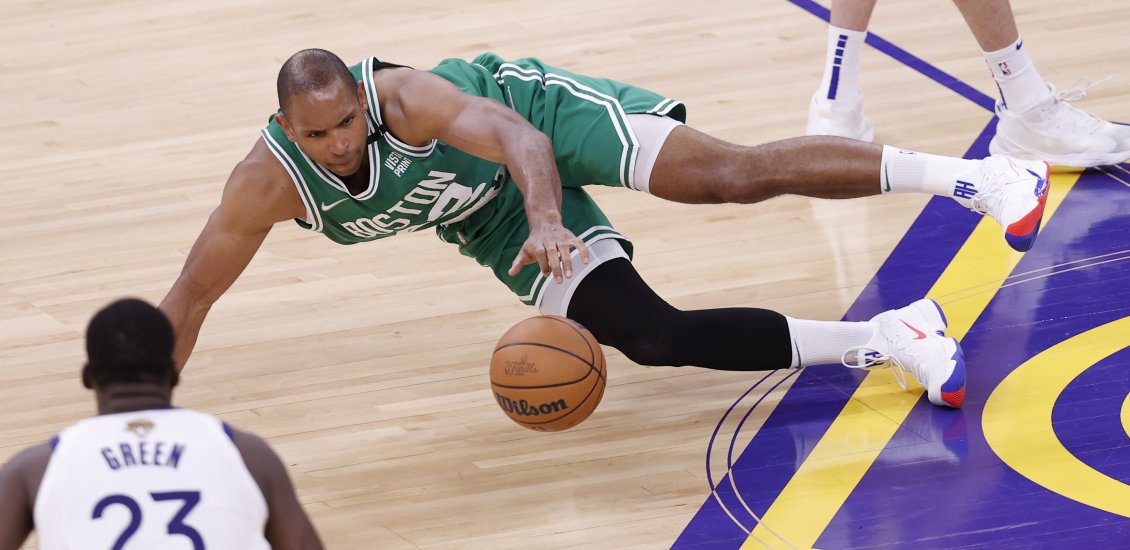 Stephen Curry lideró el triunfo de Golden State Warriors que igualó la serie final de la NBA