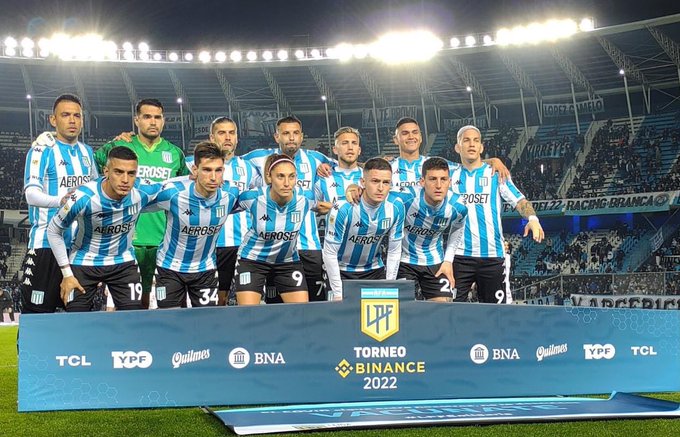 Jugadora de Racing se sacó la foto clásica con el plantel masculino y pidió “ni una menos”