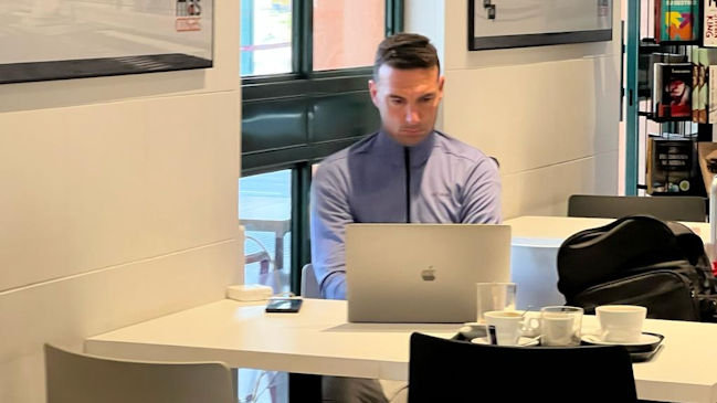 DT de Argentina se viralizó al ser captado trabajando en una estación de trenes en España