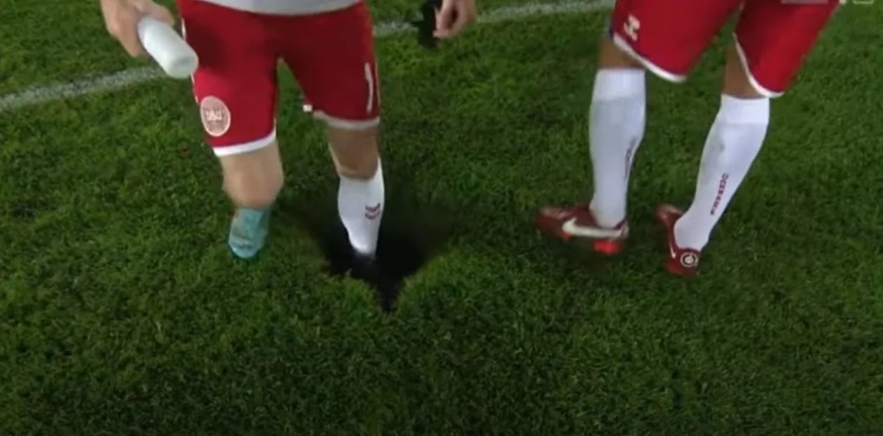 El misterioso cráter que apareció en medio del partido entre Dinamarca y Austria