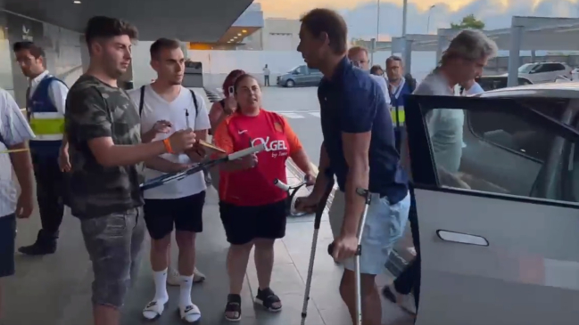 Rafael Nadal fue captado en muletas dos días después de conquistar Roland Garros