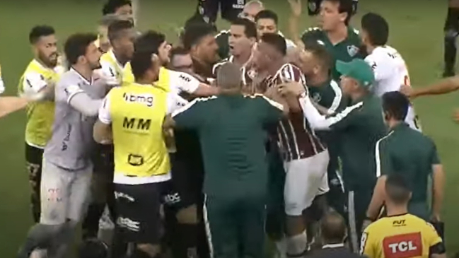 DT de Atlético Mineiro protagonizó incidentes en el entretiempo contra Fluminense