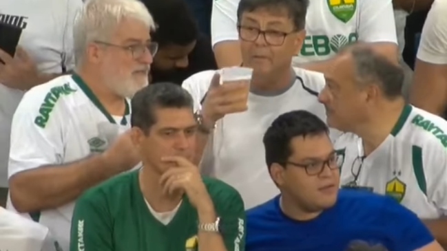 ¿De Corinthians o de Cuiabá? Un hincha brasileño se viralizó por portar dos camisetas en un partido