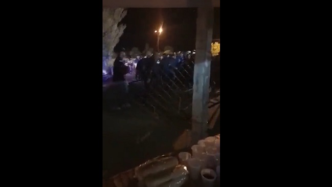 Brutal pelea dejó como saldo un barrista fallecido y más de 20 policías heridos