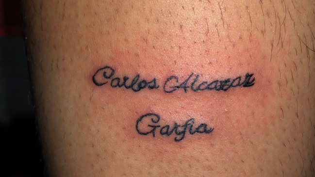 Carlos Alcaraz bromeó con un fanático que se tatuó mal su nombre