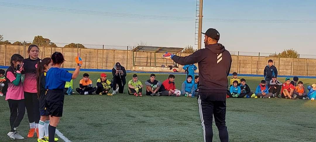 Claudio Bravo compartió con niños en clínica deportiva en Los Muermos