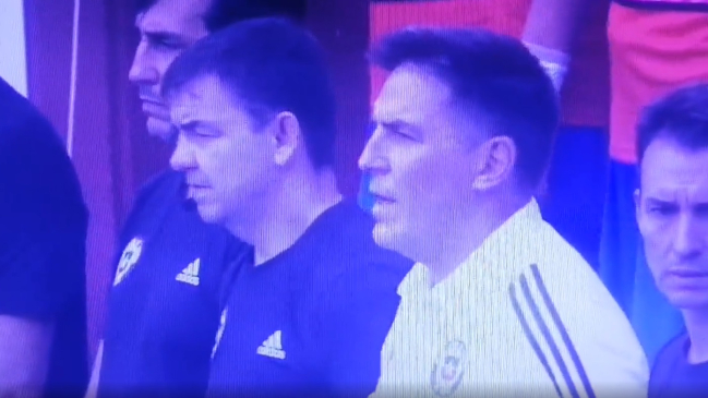 Eduardo Berizzo cantó el himno chileno y generó “locura” en los hinchas de La Roja
