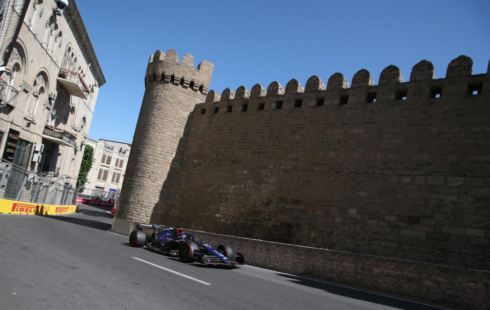 El Red Bull de Sergio Pérez fue el más rápido en el inicio de las prácticas en Bakú