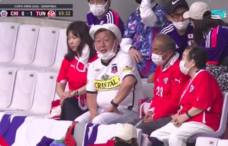 Necesito una explicación: Hincha japonés asistió al partido de La Roja con camiseta de Colo Colo