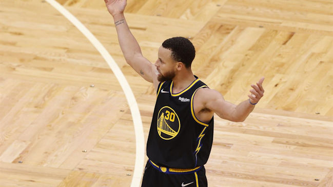 Curry despejó dudas de su lesión con un “doble doble” de 43 puntos en triunfo de los Warriors ante Celtics