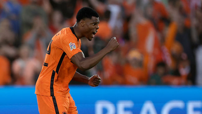 Países Bajos remontó para lograr un empate ante Polonia con los goles de Klaassen y Dumfries