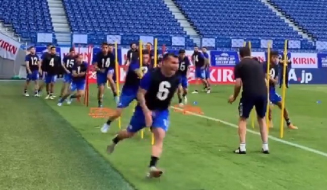 ¡Ejemplar! La entrega de Gary Medel en práctica de la Roja en Japón