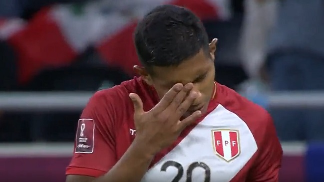 ¡La más clara! El vertical impidió el gol de Edison Flores ante Australia