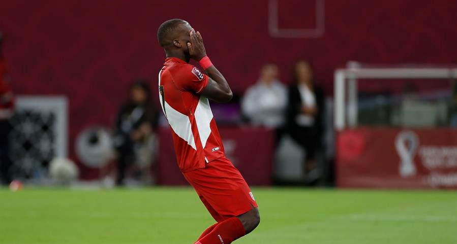 ¿Se adelantó el arquero de Australia en el penal que falló Advíncula para Perú?