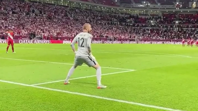 Otro ángulo para la decisiva tapada del portero Reydmane para dar pasajes a Australia al Mundial