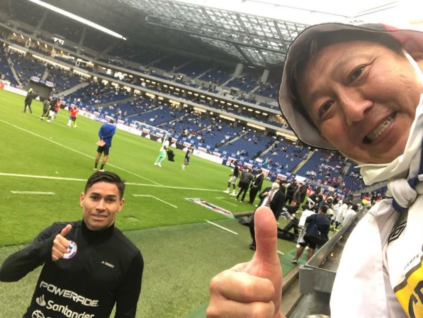 ¡El más feliz tras la Copa Kirin! El hincha japonés de Colo Colo se quedó con la camiseta de Oscar Opazo