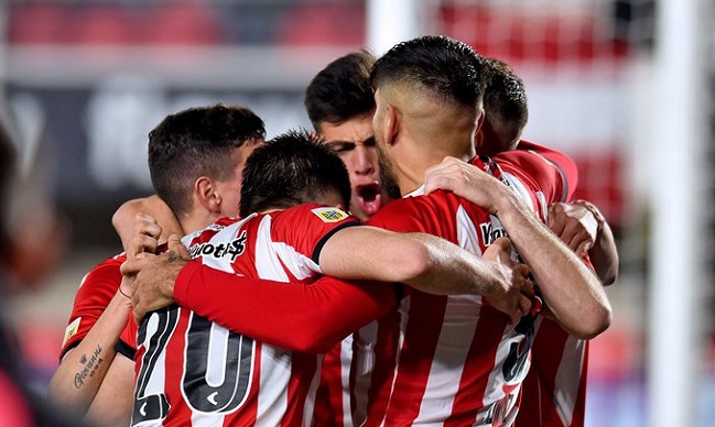 Estudiantes derribó a Sarmiento con doblete de Mauro Boselli y tomó el liderato en Argentina