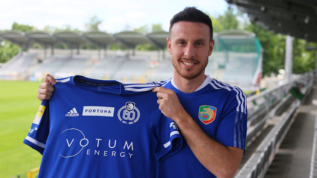 Angelo Henríquez fue oficializado como refuerzo del Miedz Legnica de Polonia