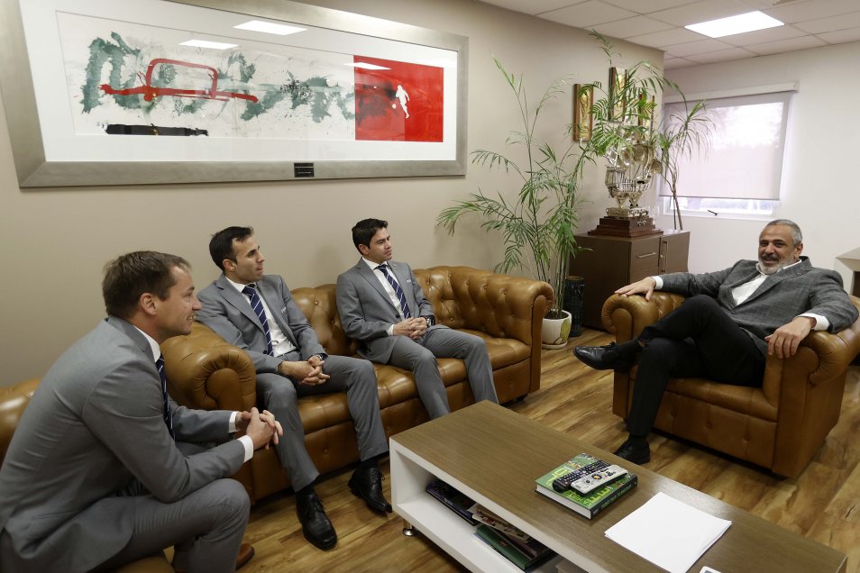 Pablo Milad recibió a los árbitros chilenos que dirigieron la Finalissima entre Argentina e Italia