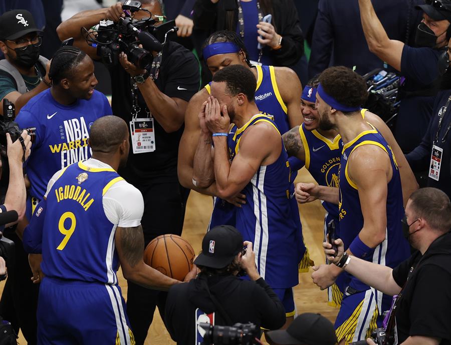 Con lágrimas en los ojos: Stephen Curry se llevó su primer MVP de las Finales de la NBA