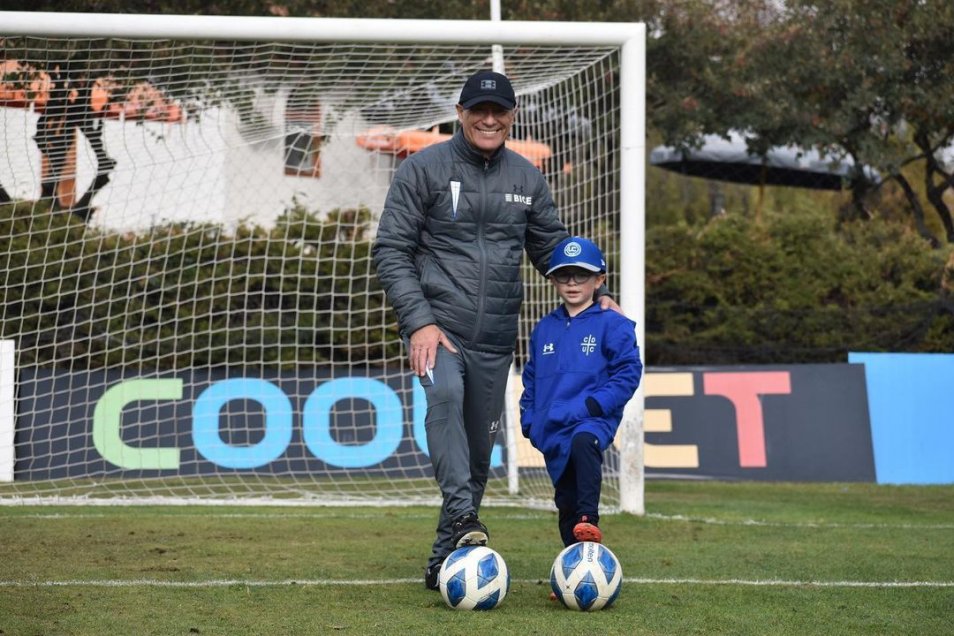 Ariel Holan encabezó la práctica de Universidad Católica en compañía de su nieto