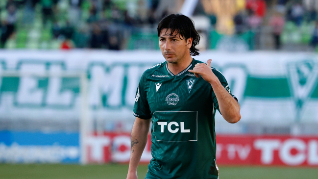 Jaime Valdés abandonó la cancha lesionado en el duelo entre Santiago Wanderers y Curicó
