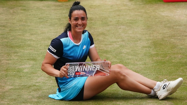 Jabeur aprovechó el retiro de Bencic para ganar el título en Halle y será la tercera del mundo