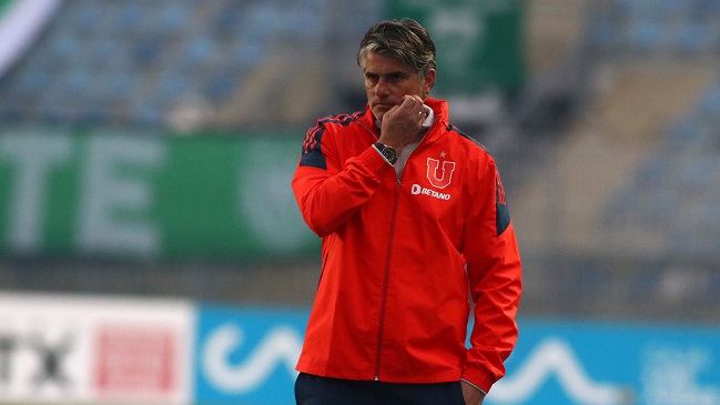 Diego López sacó su celular en medio del estreno como DT de la U