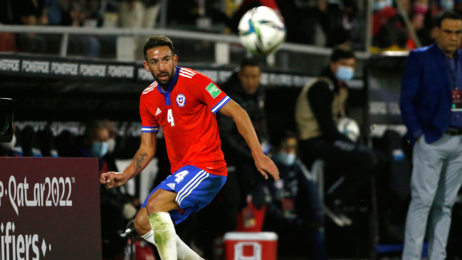 “Bienvenido a casa”: Hinchas de la UC festejaron por el retorno de Mauricio Isla