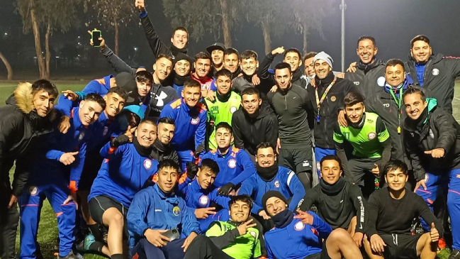 Charles Aránguiz pasa sus vacaciones entrenando con Municipal Puente Alto