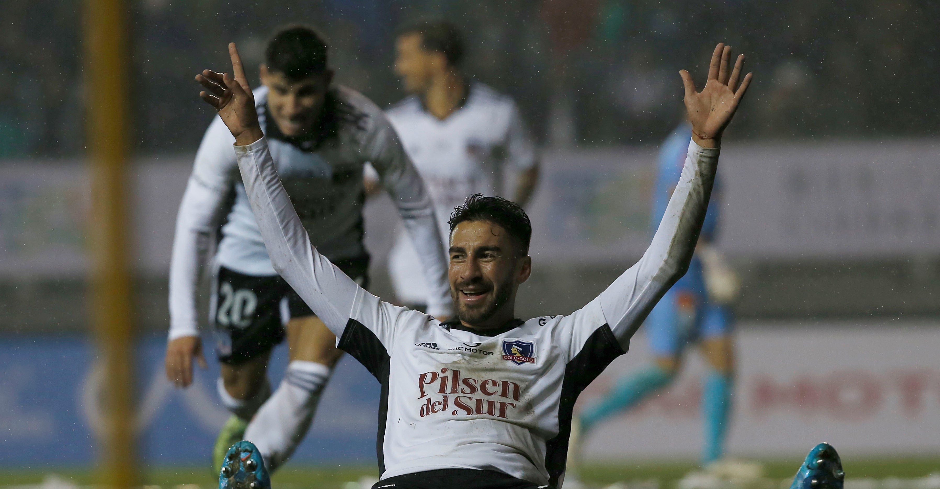 Lucero firmó su doblete bajo una intensa lluvia y aumentó la ventaja de Colo Colo sobre Temuco