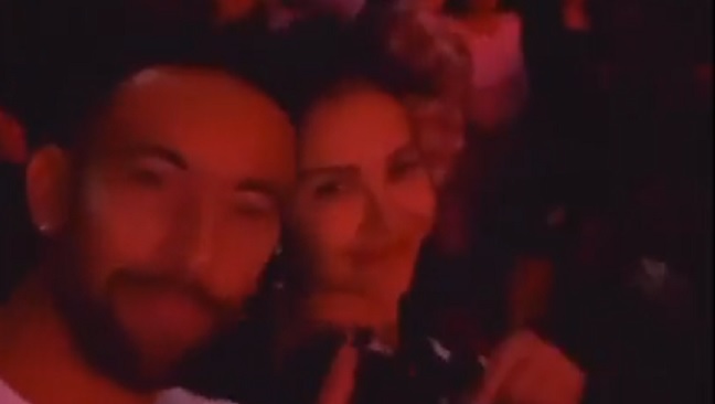 Mauricio Isla celebró su fichaje en la UC junto a Thati Lira en concierto de Wisin y Yandel