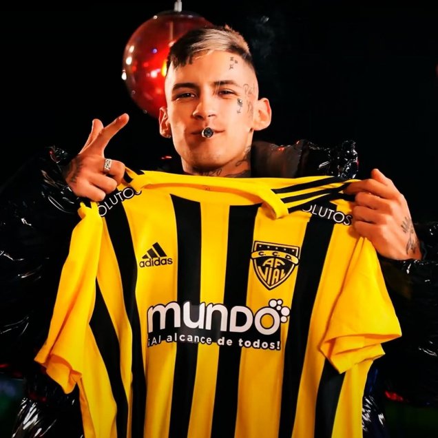 El popular cantante argentino L-Gante posó con la camiseta de Fernández Vial