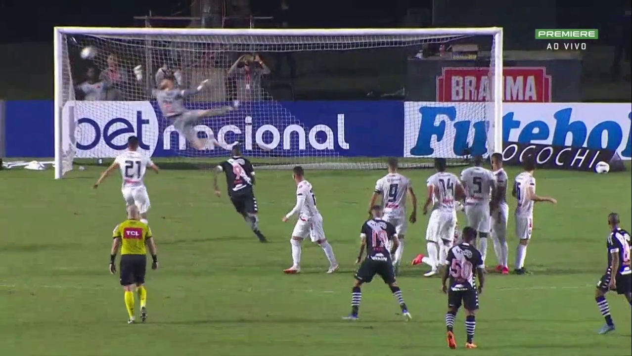 ¡Tiro libre al ángulo! Carlos Palacios anotó un golazo en triunfo de Vasco da Gama