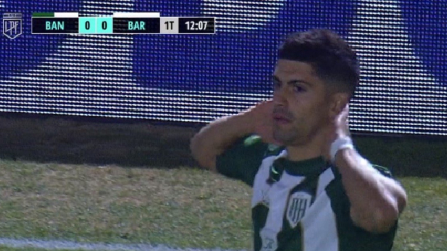 ¿Blooper del año? El increíble autogol desde mitad de cancha que sufrió Banfield ante Barracas