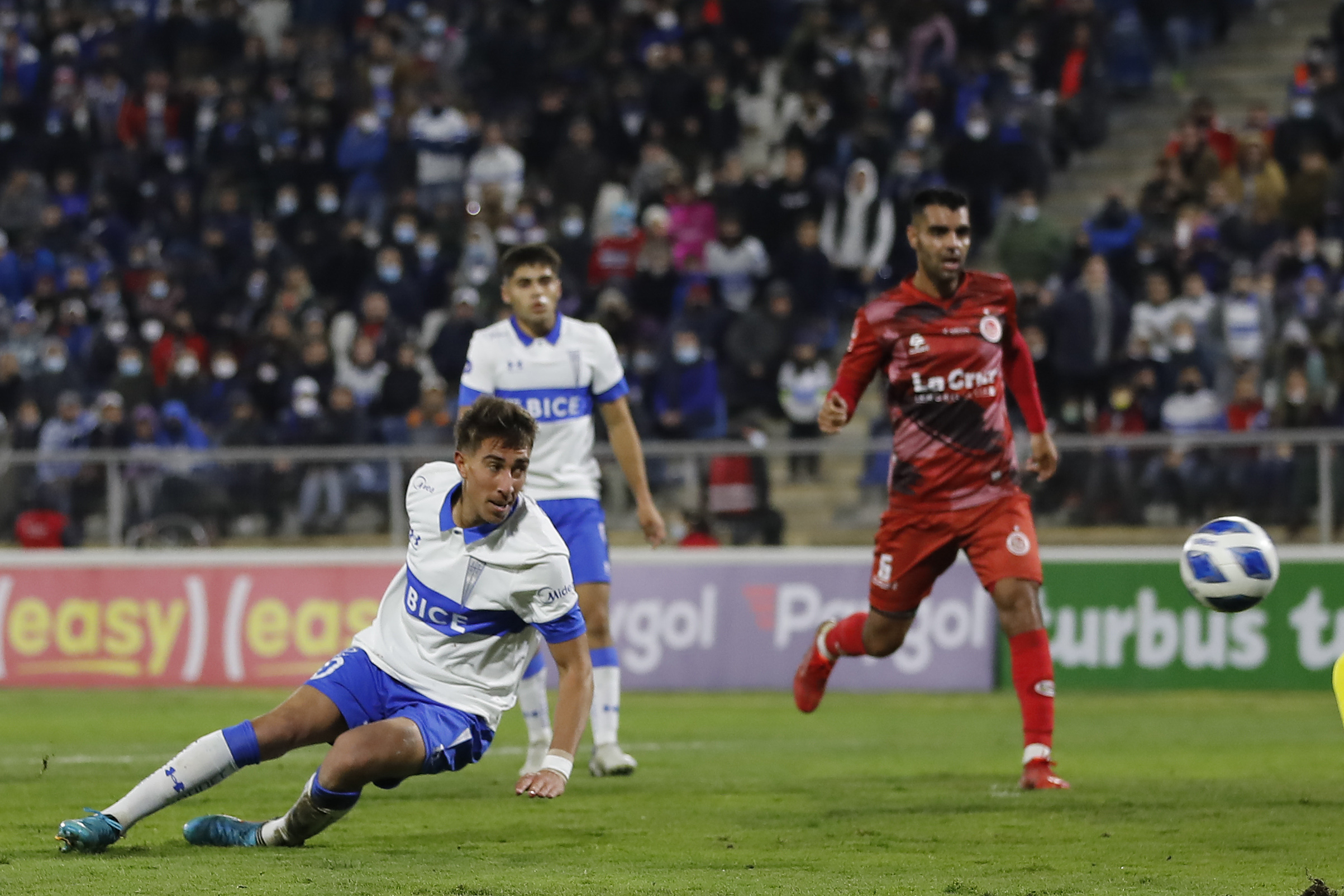 Mauricio Isla otra vez asistió y Diego Valencia anotó el segundo de la UC ante San Felipe