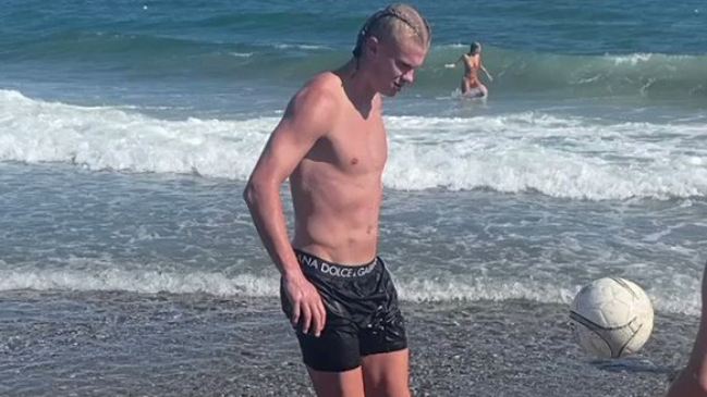 Con trenzas y en la playa: Haaland se divirtió dominando un balón en sus vacaciones