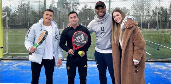 Alexis Sánchez usó indumentaria de la U junto a Junior Fernandes y enloqueció a los hinchas azules