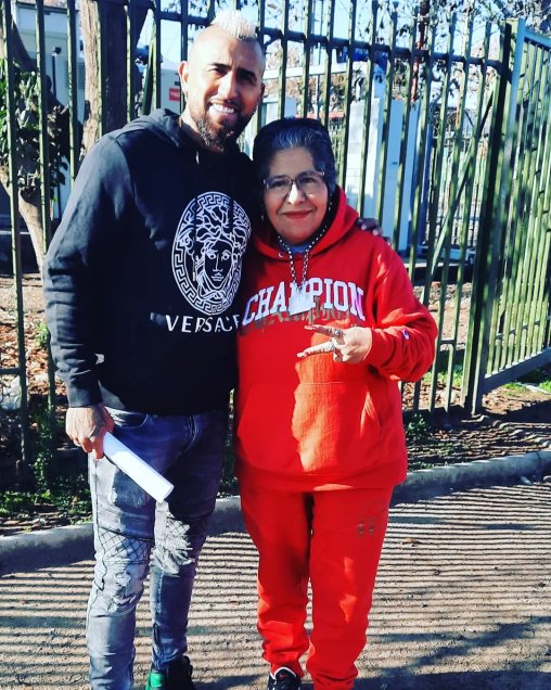 Arturo Vidal compartió con la conocida artista urbana “Fixa Pilar”