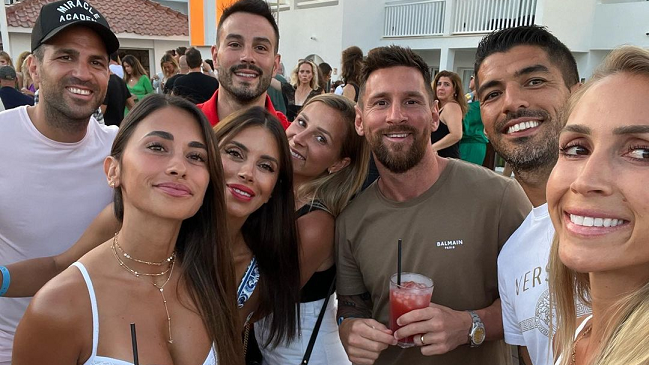 Messi sigue en “modo fiesta” durante sus vacaciones con Suárez y Fábregas