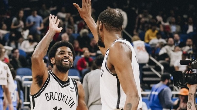 Kyrie Irving ejerció su opción y seguirá en Brooklyn Nets