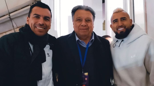 “¿Quién se anima a un partido?”: La gloriosa fotografía de Vidal, Elías Figueroa y Paredes