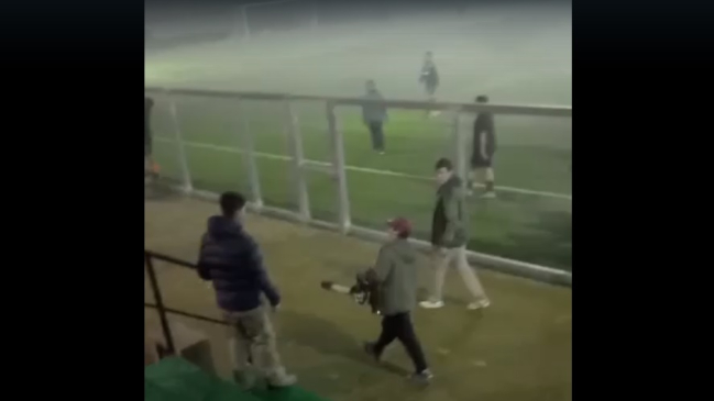 Sujeto ingresó con motosierra a estadio y amenazó al público en un duelo amateur