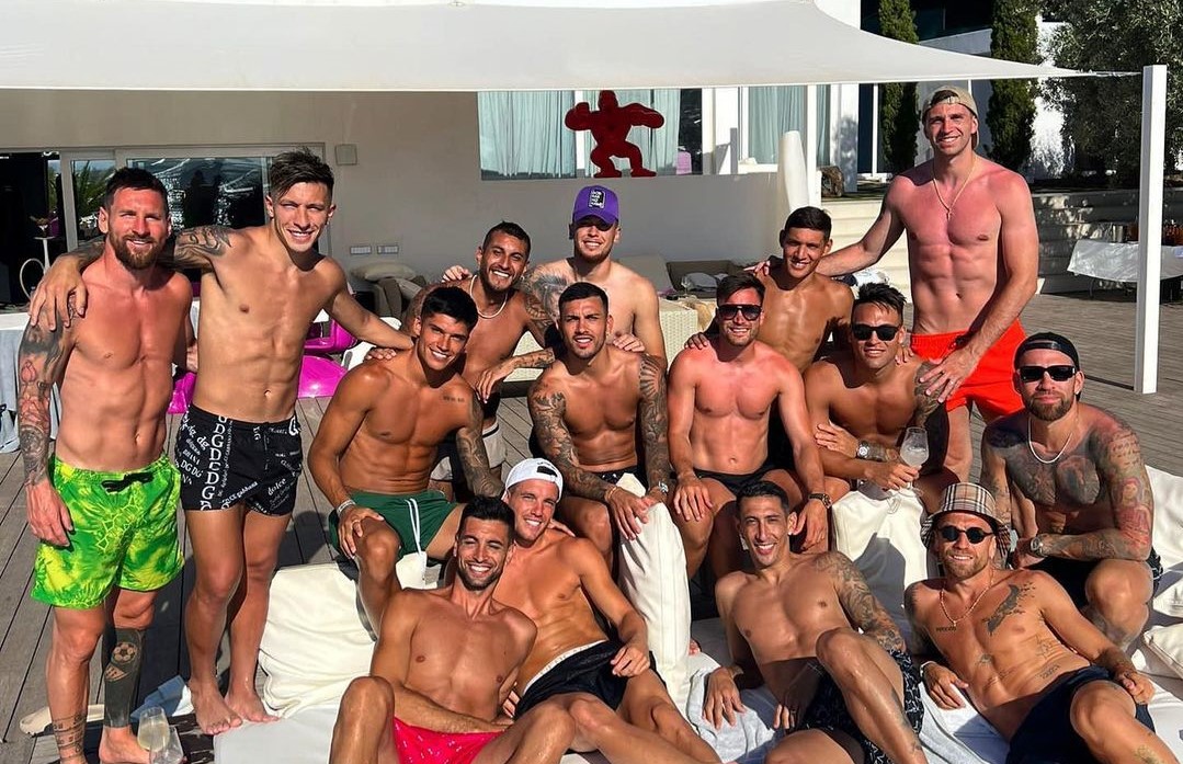 Con Messi incluido: La selección argentina se juntó a celebrar el cumpleaños de Leandro Paredes