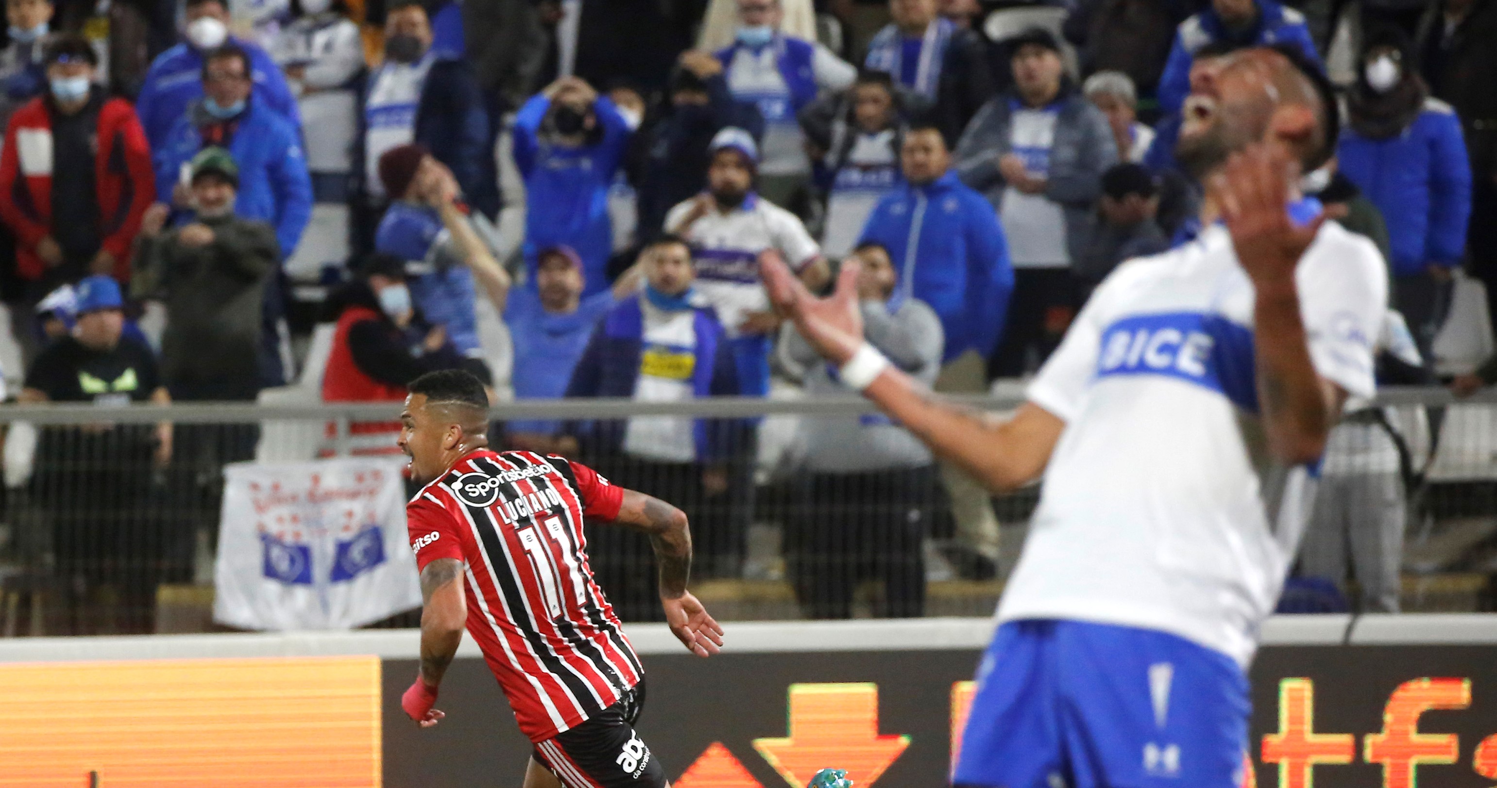 El terrible error de Mauricio Isla en el segundo gol de Sao Paulo a la UC
